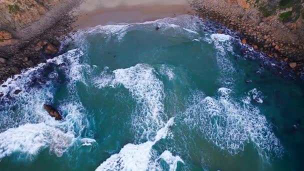 Vista aérea de las olas del océano golpeando contra las rocas — Vídeos de Stock