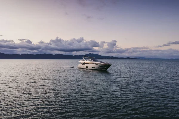 Okyanusta gün batımında güzel bir yat. Yüksek kalite fotoğraf