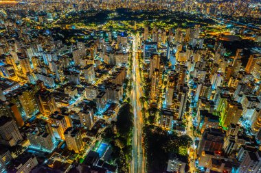 Gece şehri Sao Paulo. Fotoğraf uzun bir pozla çekildi. Yüksek kalite fotoğraf