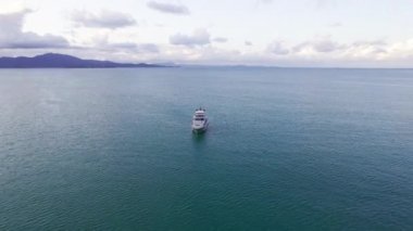 Günbatımında okyanus koyunda yapayalnız, güzel bir yat yelken açar. Yüksek kalite 4k görüntü