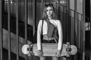 Uzun panolu genç bir kadının yaşam tarzı portresi..