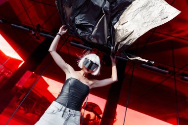 Gözlüklü gelecekten gelen sarışın..