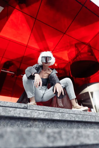 Gözlüklü gelecekten gelen sarışın..