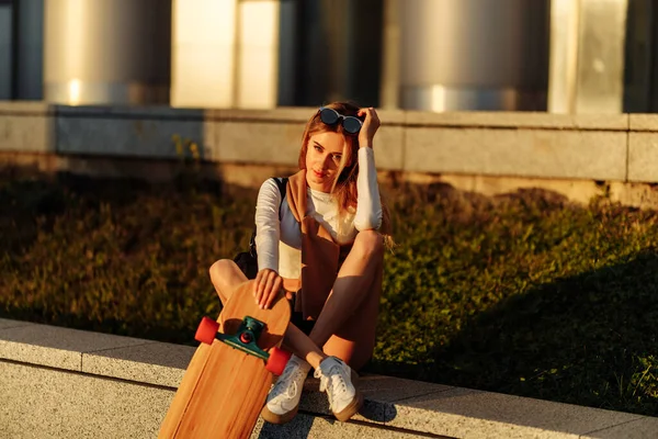 Retrato de estilo de vida de mujer joven con longboard. — Foto de Stock