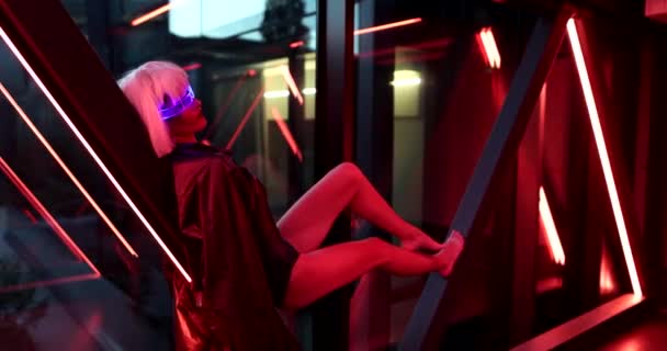 Futuristický styl. Cyberpunk žena v neonových brýlích. — Stock video