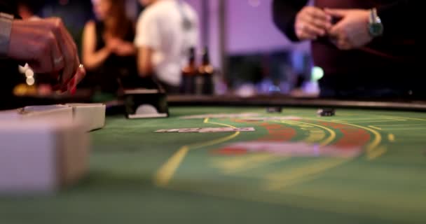 Spelers plaatsen weddenschappen en spelen Blackjack — Stockvideo