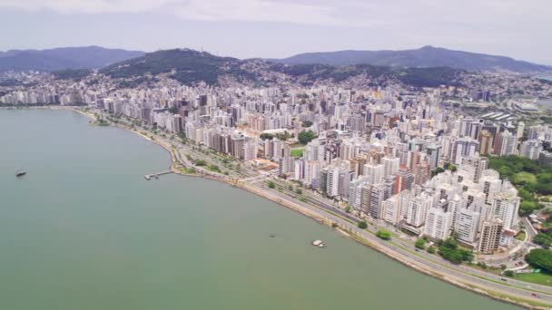 Brazilské město Florianopolis z výšky. — Stock video