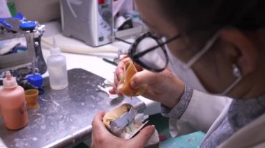 Diş implantları için bir form oluşturuluyor.