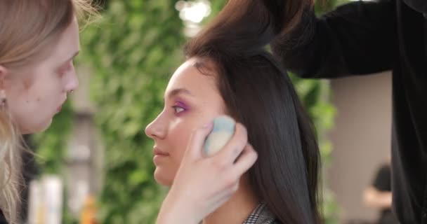 Jovens mulheres fazem maquiagem e estilo de cabelo no estilo dos anos 80. — Vídeo de Stock