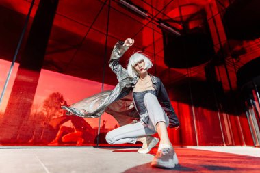 Kırmızı arka planda şık bir sarışın..