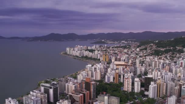 De Braziliaanse stad Florianopolis vanaf een hoogte. — Stockvideo