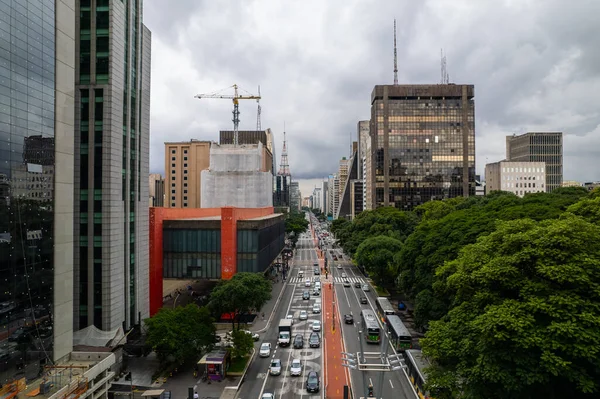 Auto-estrada central da grande cidade do Brasil. Avenida Paulista, São Paulo. — Fotografia de Stock