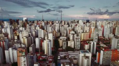 Yüksekten akşam metropolü. Milyonlarca insanın yaşadığı şehirde yüksek binalar.