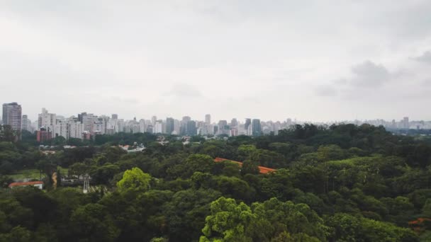 Bâtiments de grande hauteur dans la grande ville du Brésil, Sao Paulo. Vol par drone. — Video
