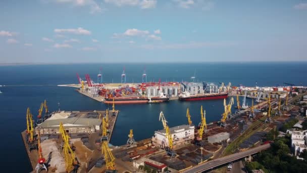 Námořní přístav s vrtulníkem. — Stock video