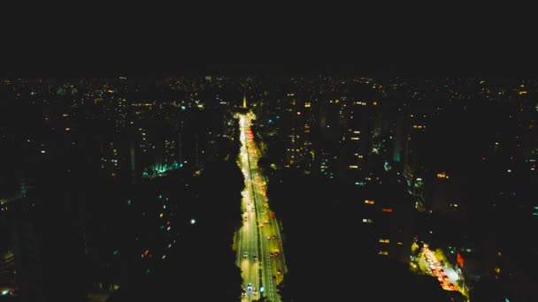 Noche profunda en una gran ciudad. Avenida Angélica en el centro de Sao Paulo, Brasil. — Vídeos de Stock