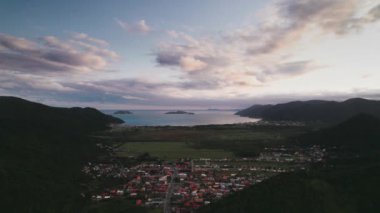 Gün batımında mavi göl. Tropikal kıyılar.