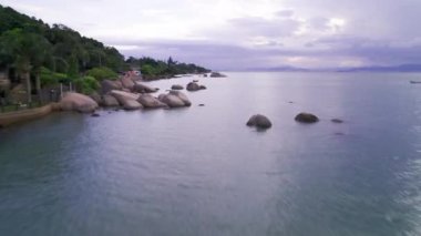 Akşam tropikal plajı.