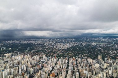 Uçsuz bucaksız akşam şehrinin üzerinde. Yoğun nüfuslu bölge.