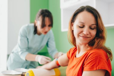 Kan testi. Hasta enjeksiyondan başını çevirdi..