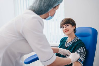 Hasta klinikte kan testi yaptırıyor..