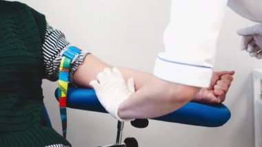 Doktor analiz için kan alacak bir yer buldu..