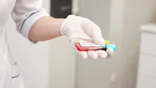 Mixing blood in test tubes. Inverting test tubes with blood. Prevent blood clotting. — Stok video