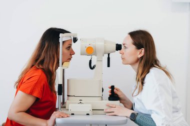 Görsel keskinlik için göz testi. Hasta göz muayenesi alır..