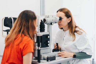 Görsel keskinlik için göz testi. Hasta göz muayenesi alır..