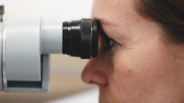 Görsel keskinlik için göz testi. Hasta göz muayenesi alır..