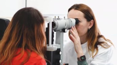 Görsel keskinlik için göz testi. Hasta göz muayenesi alır..