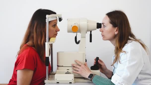 Eye test for visual acuity. The patient receives eye consultation. — Stockvideo