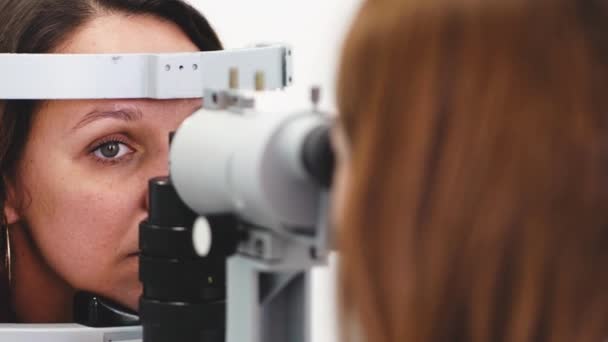 Prueba ocular para agudeza visual. El paciente recibe consulta ocular. — Vídeos de Stock