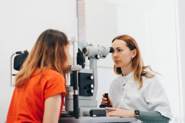 Görsel keskinlik için göz testi. Hasta göz muayenesi alır..