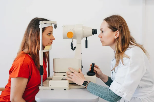 Eye test for visual acuity. The patient receives eye consultation. — Stockfoto