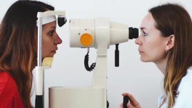 Tıbbi ekipmanlarla göz muayenesi.
