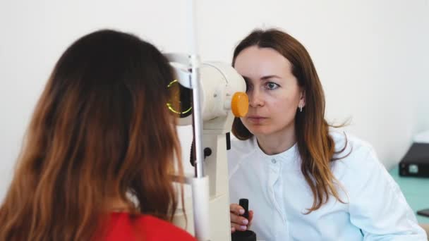 Oční vyšetření s lékařským vybavením. — Stock video