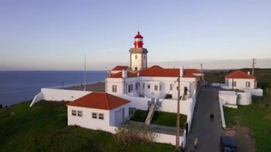 Cabo da Roca Burnu 'ndaki deniz feneri. Portekiz 'in kenarında güzel bir gün batımı.