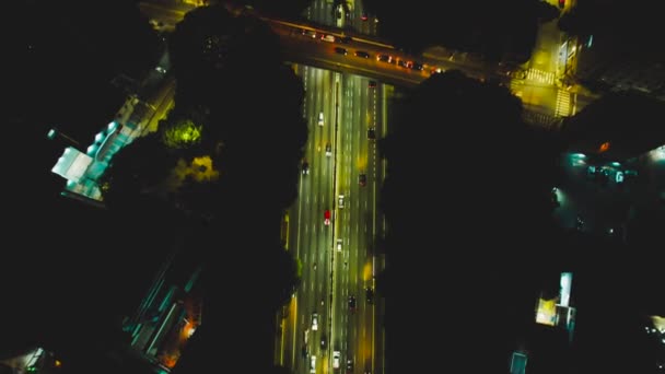 큰 도시에서의 깊은 밤. 브라질 상 파울로 중앙에 있는 안젤리카 애 비뉴. — 비디오