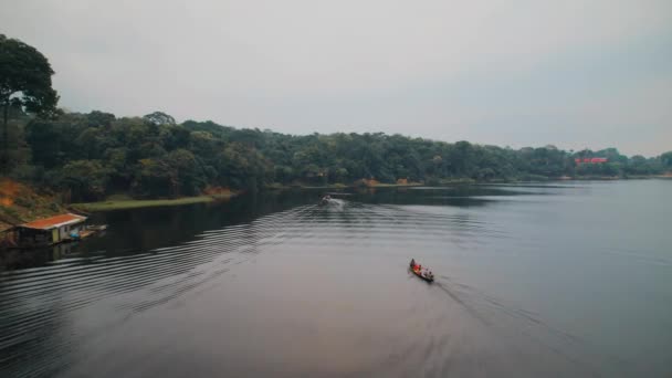 Човен пливе на річці. Туристи подорожують водою . — стокове відео