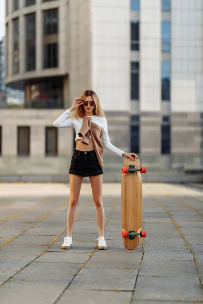 도시에서 스케이트보드를 주변을 달리고 여성의 아름다운 사진이었습니다 고품질 — 스톡 사진
