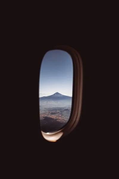 从飞机的窗户眺望那座山 高质量的照片 — 图库照片