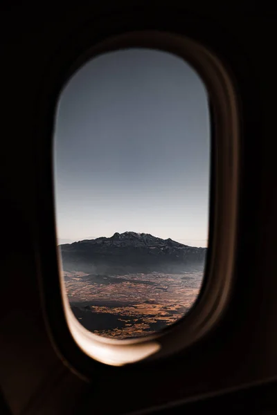 Vista Montanha Através Janela Avião Foto Alta Qualidade — Fotografia de Stock