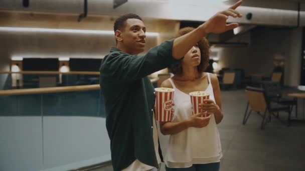 Couple Popcorn Chooses Movie Watch High Quality Footage — Vídeo de Stock