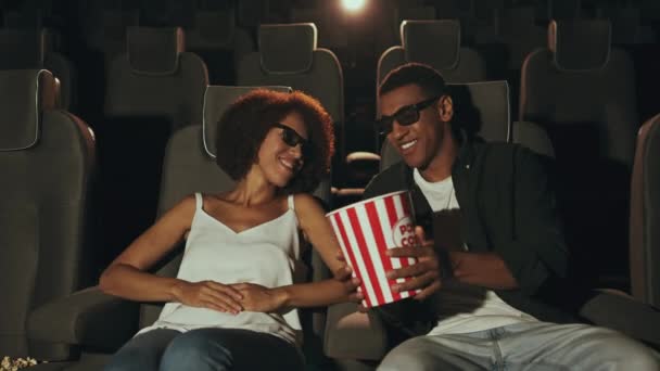 Man Brought Popcorn His Girlfriend Watching Movie High Quality Footage — Vídeo de Stock