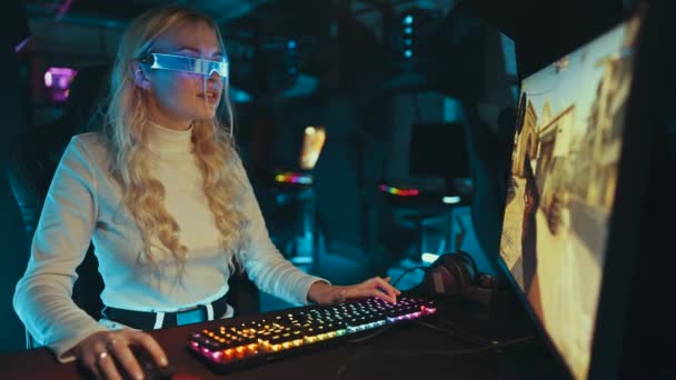 Blonde Streamer Playing Shooter Neon Glasses High Quality Footage — Vídeo de stock