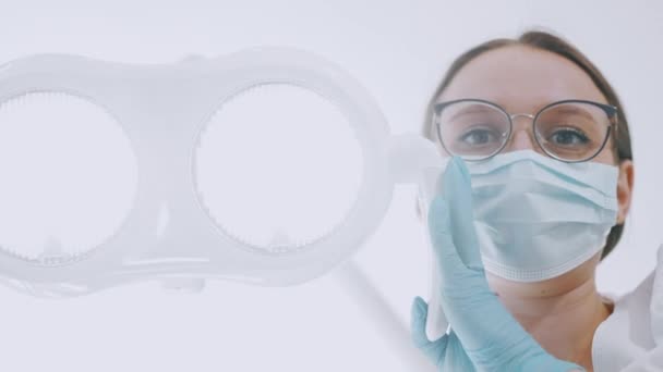 Dentysta Przygotowuje Pacjenta Operacji Kierunek Światła Roboczego Wysokiej Jakości Materiał — Wideo stockowe
