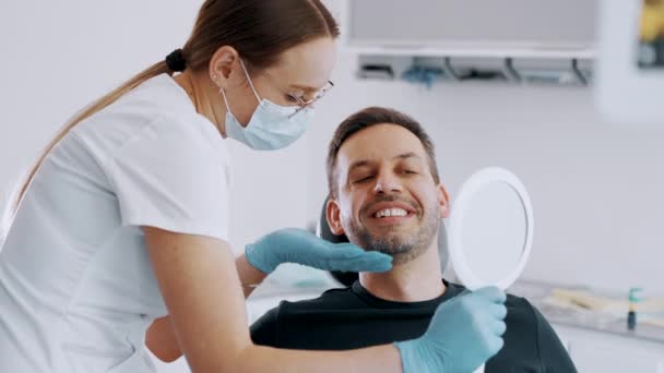 Dentist Consultation Client Looks His Losses Mirror High Quality Footage — Stok video