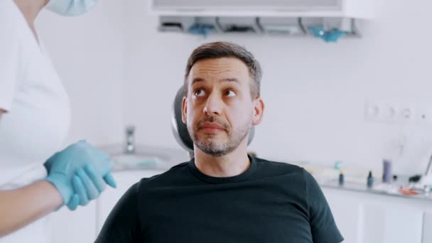 Чоловік Лікує Зуби Пацієнт Прийшов Прийом Стоматолога Високоякісні Кадри — стокове відео