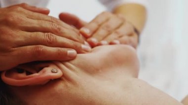 Yüz masajı yakın plan. Yüksek kalite 4k görüntü